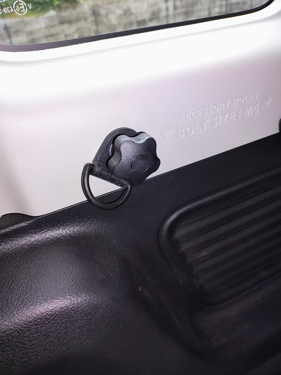 荷室壁のアクセサリーホール(M6)に取り付けた留め具