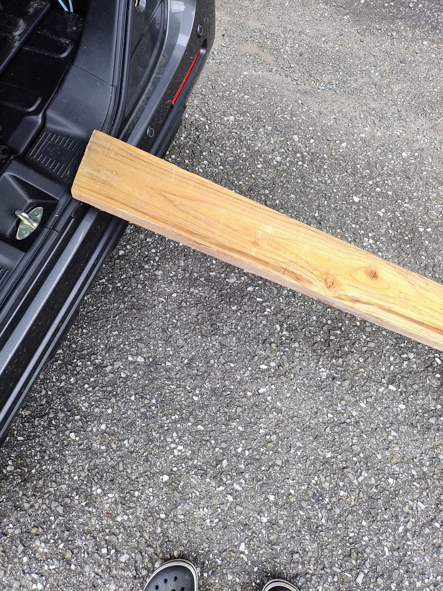 荷室開口部にかけた木板